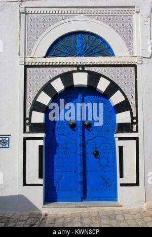 Il romantico villaggio di Sidi Bou Said vicino a Tunisi (Tunisia): gate tipico di una casa Foto Stock