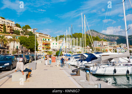 Lungomare, a porto degli yacht, Port de Soller Maiorca, isole Baleari, Spagna Foto Stock