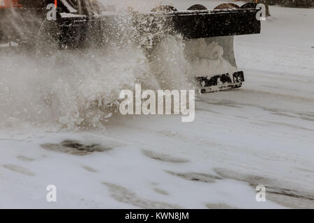 Pulizia del trattore la strada dalla neve. Escavatore pulisce le strade di grandi quantità di neve in città, neve da strada in inverno, pulizia strada da s Foto Stock