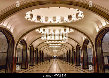 Piattaforma della stazione Mayakovskaya, una delle più famose stazioni della metropolitana di Mosca, parte della linea Zamoskvoretskaya. Mosca, Russia. Foto Stock