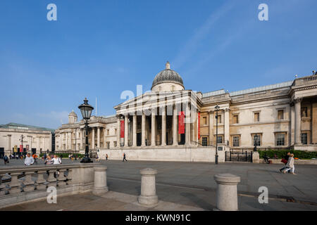 Galleria Nazionale di palazzo in Londra, facciata su Trafalgar Square da William Wilkins; 1832-8, British architettura neoclassica Foto Stock