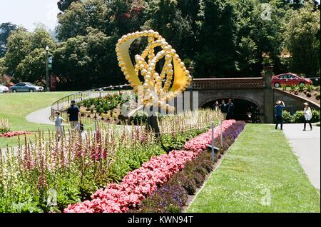 Giardini formali e sculture presso il Conservatorio di fiori, un epoca vittoriana serra e al conservatorio di fiori in Golden Gate Park di San Francisco, California, 11 luglio, 2017. Foto Stock