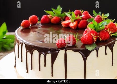 Torta al cioccolato fuso e fragola closeup Foto Stock