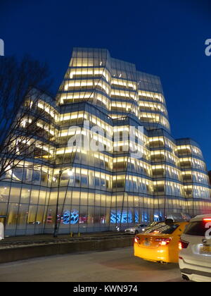 La città di New York, IAC edificio situato lungo la West Side Highway e progettato dall architetto Frank Gehry. Questo è il primo di Gehry's Building a New York. Thi Foto Stock