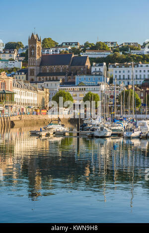 Vista la mattina di Torquay dal porto, Devon, Inghilterra. Agosto 2017 Foto Stock