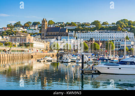 Vista la mattina di Torquay dal porto, Devon, Inghilterra. Agosto 2017 Foto Stock