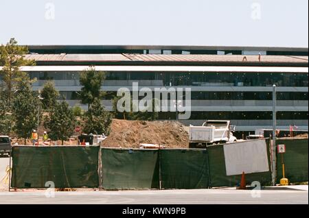 Un sito in costruzione è visibile nella parte anteriore dell'edificio principale presso la Apple Park, colloquialmente noto come 'l'astronave', la nuova sede di Apple Inc nella Silicon Valley Town di Cupertino, California, 25 luglio 2017. Foto Stock