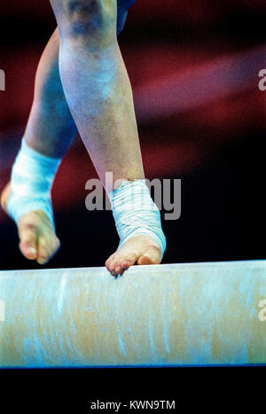 Dettaglio della femmina di preformatura ginnasta sul fascio di equilibrio Foto Stock