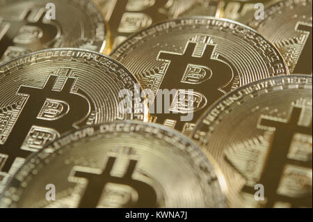 Molti golden bitcoins come conceptul crypto cambio immagine Foto Stock