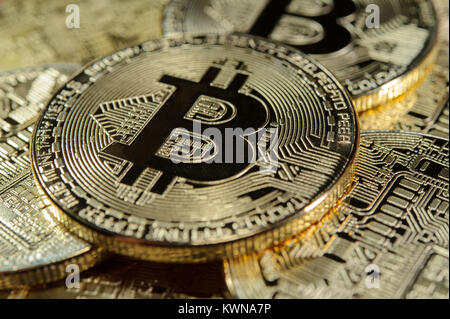 Pila di bitcoins. Nuovo denaro virtuale in colore oro Foto Stock