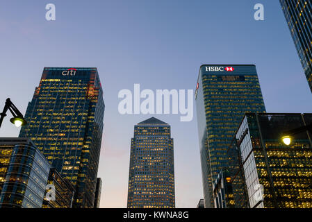 Londra, Inghilterra. Ottobre 2016. I tre principali skyscapers in Canary Wharf al tramonto. Nel telaio One Canada Square, la HSBC, CITI, edifici. Foto Stock