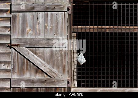 Un vecchio fienile con appeso un bucket di Allaire Village, New Jersey. Allaire villaggio era un bog industria siderurgica cittadina nel New Jersey. Foto Stock