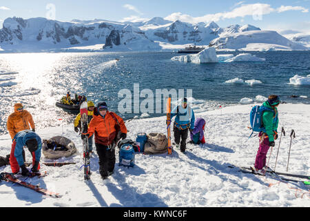 Sci alpinisti preparare alla corda di sicurezza & di salire in salita; Rongé isola; penisola Arctowski; Antartide Foto Stock