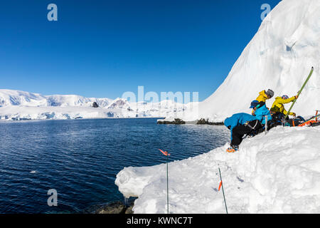 Sci alpinisti roping insieme per la sicurezza; preparazione sci su pacchi; i ramponi su scarponi per salire in salita; Nansen isola; Antartide Foto Stock