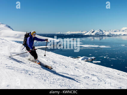 Sci alpino Sci alpinisti in discesa; Nansen isola; Antartide Foto Stock