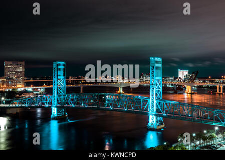 Jacksonville, Florida skyline con ponte di notte. Foto Stock