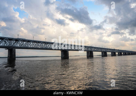 Ponte di Khabarovsk è una strada e ferrovia ponte che attraversa il fiume Amur nella città di Khabarovsk Foto Stock