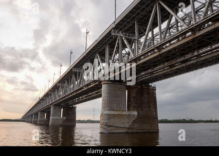 Ponte di Khabarovsk è una strada e ferrovia ponte che attraversa il fiume Amur nella città di Khabarovsk Foto Stock