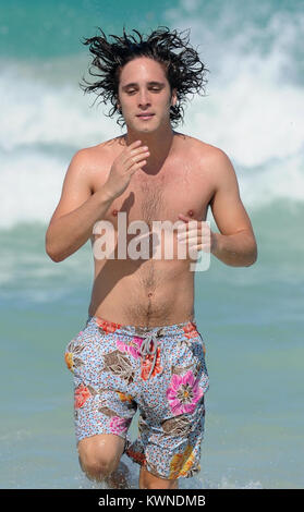 MIAMI BEACH, FL - 24 Maggio: Diego Boneta studi il suo Rock Of Ages e script di prende una nuotata in Miami Beach con una donna non identificato. Tutto andava liscio quando una star Incastrato 12 anni in un viola costume di BLAST su per la scena, cercando di ottenere nelle immagini e acciaio la mostra. (Forse il giovane fan pensato stavamo filmando Glee dall'aspetto della sua dance routine). Diego Andrés González Boneta (nato il 29 novembre 1990 a Città del Messico) è un messicano di cantante e attore. Egli è meglio conosciuto per la riproduzione di Rocco il messicano in soap opera Rebelde e carattere ricorrente Javier Luna in sé Foto Stock