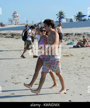 MIAMI BEACH, FL - 24 Maggio: Diego Boneta studi il suo Rock Of Ages e script di prende una nuotata in Miami Beach con una donna non identificato. Tutto andava liscio quando una star Incastrato 12 anni in un viola costume di BLAST su per la scena, cercando di ottenere nelle immagini e acciaio la mostra. (Forse il giovane fan pensato stavamo filmando Glee dall'aspetto della sua dance routine). Diego Andrés González Boneta (nato il 29 novembre 1990 a Città del Messico) è un messicano di cantante e attore. Egli è meglio conosciuto per la riproduzione di Rocco il messicano in soap opera Rebelde e carattere ricorrente Javier Luna in sé Foto Stock