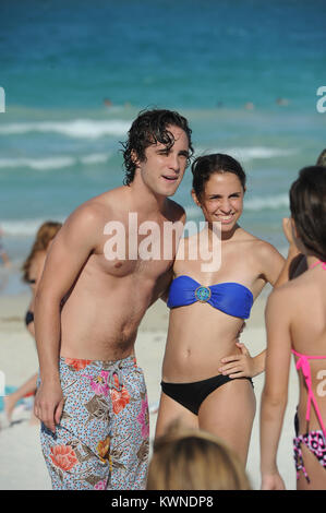 MIAMI BEACH, FL - 24 Maggio: Diego Boneta studi il suo Rock Of Ages e script di prende una nuotata in Miami Beach con una donna non identificato. Tutto andava liscio quando una star Incastrato 12 anni in un viola costume di BLAST su per la scena, cercando di ottenere nelle immagini e acciaio la mostra. (Forse il giovane fan pensato stavamo filmando Glee dall'aspetto della sua dance routine). Diego Andrés González Boneta (nato il 29 novembre 1990 a Città del Messico) è un messicano di cantante e attore. Egli è meglio conosciuto per la riproduzione di Rocco il messicano in soap opera Rebelde e carattere ricorrente Javier Luna in sé Foto Stock