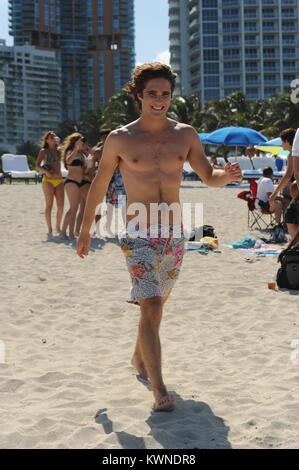 MIAMI BEACH, FL - 24 Maggio: Diego Boneta studi il suo Rock Of Ages e script di prende una nuotata in Miami Beach con una donna non identificato. Tutto andava liscio quando una star Incastrato 12 anni in un viola costume di BLAST su per la scena, cercando di ottenere nelle immagini e acciaio la mostra. (Forse il giovane fan pensato stavamo filmando Glee dall'aspetto della sua dance routine). Diego Andrés González Boneta (nato il 29 novembre 1990 a Città del Messico) è un messicano di cantante e attore. Egli è meglio conosciuto per la riproduzione di Rocco il messicano in soap opera Rebelde e carattere ricorrente Javier Luna in sé Foto Stock