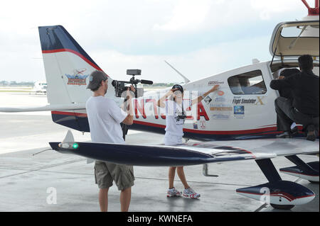 MIAMI, FL - 30 aprile: Eva Longoria partecipa in un Rally per i bambini con cancro Scavenger Cup Pit Stop del 30 aprile 2011 a Miami in Florida Persone: Eva Longoria Foto Stock