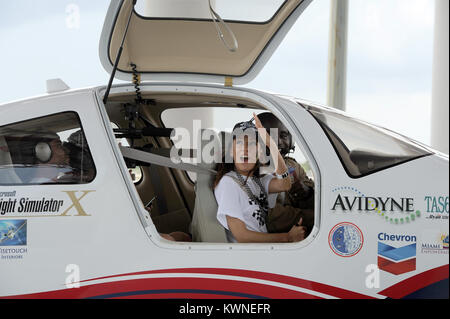 MIAMI, FL - 30 aprile: Eva Longoria partecipa in un Rally per i bambini con cancro Scavenger Cup Pit Stop del 30 aprile 2011 a Miami in Florida Persone: Eva Longoria Foto Stock