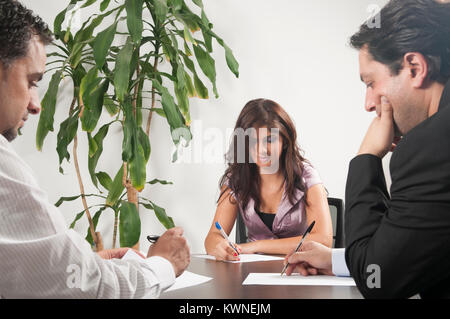 Due uomini e una donna con una riunione di affari Foto Stock