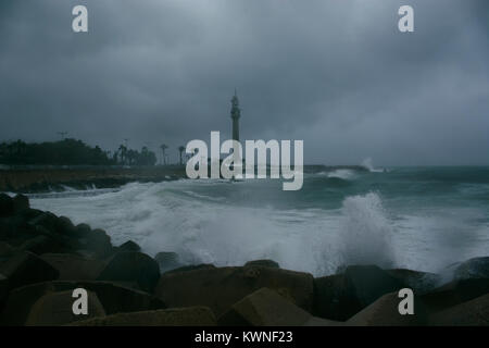 Onde che si infrangono sulla riva del Mar Mediterraneo in inverno Foto Stock