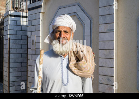 Ritratto di un vecchio uomo pakistano all'aperto Foto Stock