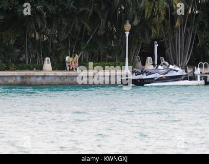 MIAMI BEACH, FL - 11 giugno: (esclusiva copertura) Rosie O'Donnell (e non indossa la compongono e un cerotto sul suo piede.) si gode il suo giorno come si siede sul suo dock texting dal suo patrimonio in Miami. Roseann 'Rosie' O'Donnell (nato il 21 marzo 1962) è un americano di stand-up comedienne, attrice, cantante, autore e personalità di media. Essa è stata anche un magazine editor e continua ad essere una celebrità di blogger, LGBT attivista dei diritti; produttore televisivo e partner di collaborazione nella famiglia di LGBT Vacanze azienda R vacanze in famiglia. Il 11 giugno 2011 a Miami Beach, Florida Persone: Rosie O'Donnell Foto Stock