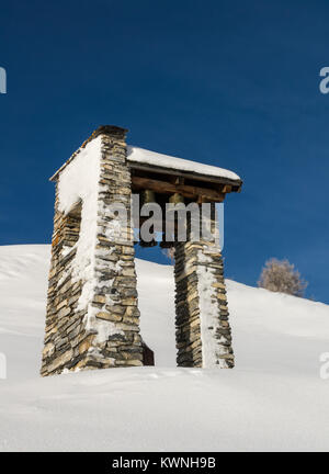 Storica cappella su Alp Stierva in inverno nelle Alpi Svizzere Foto Stock