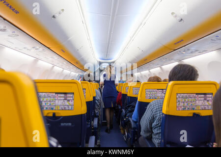 Servizio hostess passeggeri Ryanair volo in aereo il 14 di dicembre, 2017 su un volo da Trieste a Valencia. Foto Stock