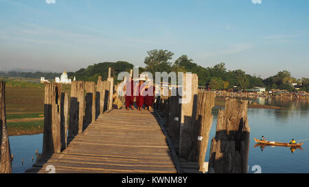 U-BEIN BRIDGE, AMARAPURA, Myanmar 21 Settembre: i monaci buddisti sul loro quotidiano attraversare a piedi il ponte nelle prime ore della mattina, 21 Settembre 2017,U B Foto Stock