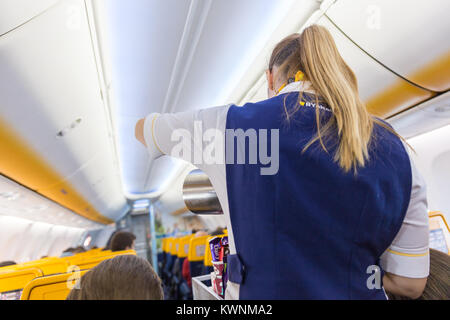 Servizio hostess passeggeri Ryanair volo in aereo il 14 di dicembre, 2017 su un volo da Trieste a Valencia. Foto Stock