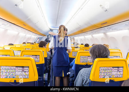 Servizio hostess passeggeri Ryanair volo in aereo il 14 di dicembre, 2017 su un volo da Trieste a Valencia. Foto Stock