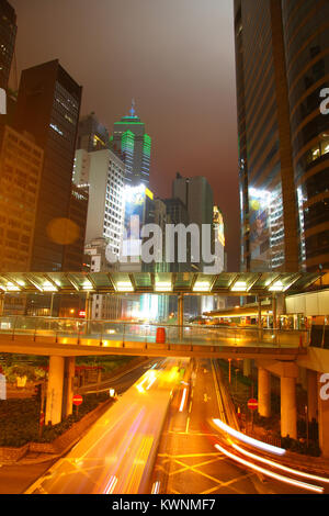 Una lunga esposizione del centro della città al crepuscolo, con skyscrappers & traffico, Hong Kong Island, Cina. Foto Stock