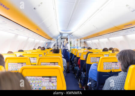 Servizio hostess passeggeri Ryanair volo in aereo il 14 di dicembre, 2017 su un volo da Trieste a Valencia. Foto Stock