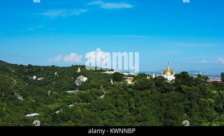 Elevato angolo di vista più templi e pagode sulle montagne con il fiume Irrawaddy in background da sagaing hill, Sagaing regione del Myanmar. Foto Stock