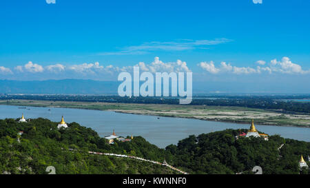 Elevato angolo di vista più templi e pagode sulle montagne con il fiume Irrawaddy in background da sagaing hill, Sagaing regione del Myanmar. Foto Stock