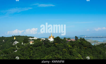 Elevato angolo di vista più templi e pagode sulle montagne con il fiume Irrawaddy in background da sagaing hill, Sagaing regione del Myanmar. Foto Stock