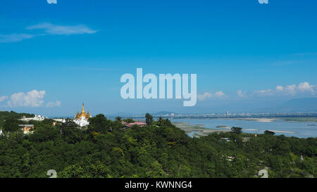 Elevato angolo di vista più templi e pagode sulle montagne con il fiume Irrawaddy in background da sagaing hill, Sagaing regione del Myanmar. Foto Stock