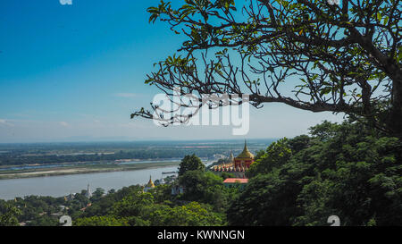 Elevato angolo di vista più templi e pagode sulle montagne con il fiume Irrawaddy in background da sagaing hill, Sagaing regione del Myanmar. Foto Stock