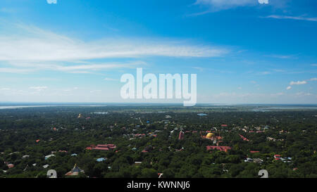 Elevato angolo di vista più templi e pagode sulle montagne con il fiume Irrawaddy in background da sagaing hill, Sagaing regione del Myanmar. Foto Stock