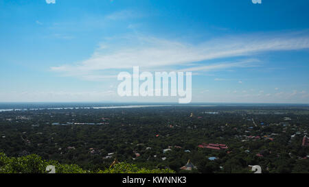 Elevato angolo di vista più templi e pagode sulle montagne con il fiume Irrawaddy in background da sagaing hill, Sagaing regione del Myanmar. Foto Stock