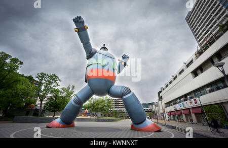 KOBE, Giappone - Giugno 5, 2015 : Tetsujin-28-go statua fu costruito per commemorare il quindicesimo anniversario del grande terremoto di Hanshin (Kobe, Gennaio 17th, 1995). Foto Stock