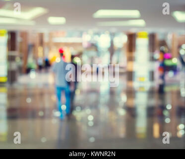 Sfondo sfocato: persone andare per lo Shopping Mall lungo la finestra. Foto Stock