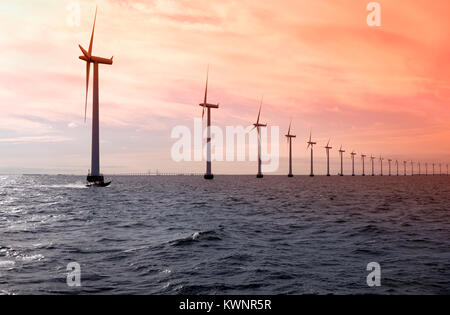 Middelgrunden Offshore Wind Farm al largo della costa del porto di Copenhagen, Danimarca. Proprietà 10 ciascuno, Middelgrundens turbina eolica Cooperativa e HOFOR. Foto Stock