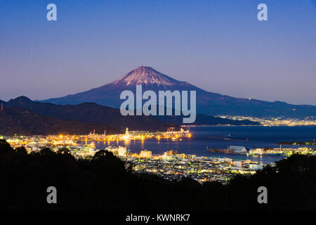 Tramonto del Monte Fuji e Shimizu porto d'inverno. Foto Stock